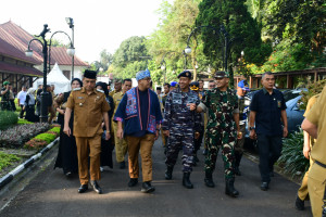 Komandan Lanal Bandung Hadiri Ziarah Makam Leluhur Pendiri Kota Bandung Dalam Rangka Peringatan Hari Jadi Kota Bandung (HJKB) Ke 215