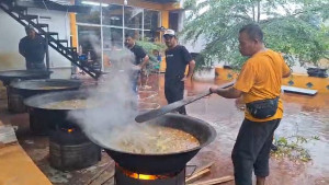PWI Aceh dan PT Wajib Usaha Mix Masak 10 Kuali Kuah Beulangong untuk Korban Banjir Aceh Tamiang