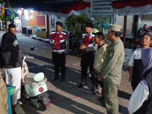 Patroli Malam Polsek Kepulauan Seribu Selatan, Polisi Hadir Jaga Kamtibmas dan Ajak Warga Bijak Bermedia Sosial